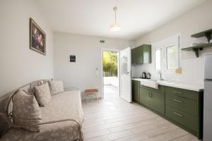 un salon avec un canapé et une cuisine dans l'établissement Barefoot Contessa, à Lourdhata 58 autres photos