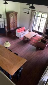 - un salon avec un canapé et une table dans l'établissement El Trueque Ranch, à Santa Coloma