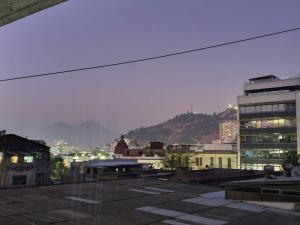 vistas a una ciudad con edificios y montañas en Santiago Centro, barrio Cívico, cerca de todo en Santiago