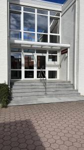 a building with stairs and a large window at Leuchtturmblick in Borkum