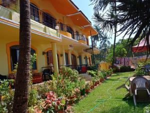 a house with a garden in front of it at FLOBESTIAN BEACH VILLA CANDOLIM BEACH in Aguada