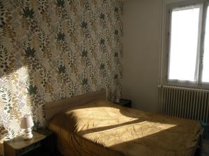 a bedroom with a bed and a window at Rose, 4 pers. Villa Saint Antoine, Orcival, Sancy in Orcival