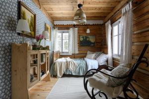 ein Schlafzimmer mit einem Bett und einem Stuhl in einem Zimmer in der Unterkunft A to Cichata - Agroturystyka in Odrzykoń