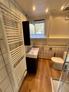 uma casa de banho com um lavatório e um WC em Chalet 146 Arrivée em Durbuy