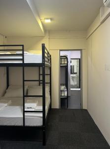 Uma cama ou camas num quarto em Wink at Perak Road