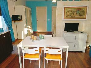 Μια τηλεόραση ή/και κέντρο ψυχαγωγίας στο Villa 4 Posti Letto 100 Metri Dal Mare