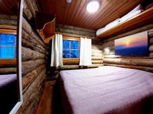 1 dormitorio con 1 cama en una cabaña de madera en Keloharju 18, en Syöte