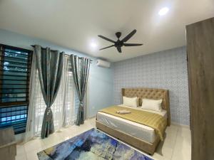 a bedroom with a bed and a ceiling fan at DD Homestay Pasir Gudang in Pasir Gudang