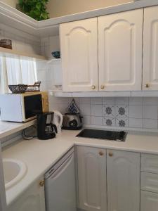 Dapur atau dapur kecil di Luxury Studio Apartment 2 night minimum stay until June 31st!! +6 gambar