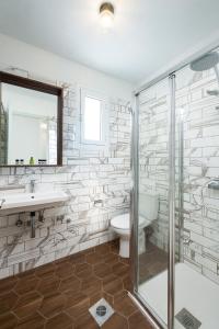 une salle de bains avec toilettes, lavabo et douche dans l'établissement Barefoot Contessa, à Lourdhata