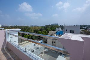 - une vue depuis le balcon d'un bâtiment dans l'établissement RZ Residency, à Bangalore