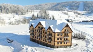 una vista aérea de un edificio en la nieve en Apartmány Ski Telgárt, en Telgárt