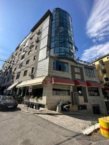 ein hohes Gebäude mit einem Motorrad davor in der Unterkunft Premium Apartment in the Center in Tirana