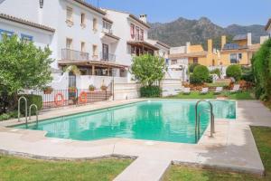 una piscina en el patio de una casa en Luxury DelMare Marbella Pool Family Only, en Marbella