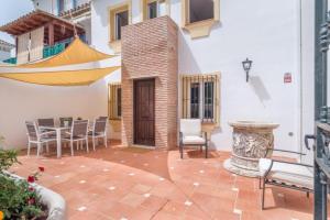 een patio met stoelen en een tafel en een gebouw bij Luxury DelMare Marbella Pool Family Only in Marbella