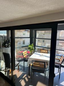 een eetkamer met een tafel en stoelen op een balkon bij Hotel NOBEL Ulcinj in Ulcinj