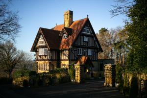 una casa en blanco y negro con techo marrón en Accommodation at Salomons Estate, en Royal Tunbridge Wells