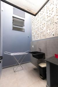 een badkamer met een zwarte wastafel en een toilet bij Vila Harmonia Brotas in Brotas