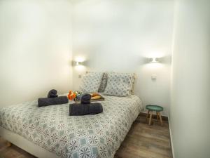 Un pat sau paturi într-o cameră la Ragnar House - 3 pièces à 200m de la mer +8 fotografii