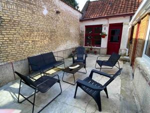 een groep stoelen en een tafel op een patio bij Gîte et SPA La Poterne in Bergues