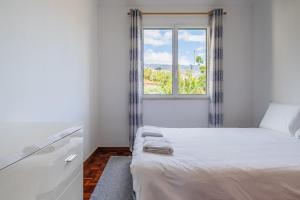 カマラ・デ・ロボスにあるSea Viewのベッドルーム(ベッド1台、窓付)