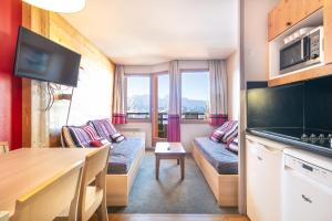 a small living room with a couch and a table at Résidence Pierre & Vacances L'Ours Blanc in L'Alpe-d'Huez +53 photos