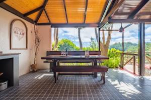 un tavolo da biliardo in una stanza con camino di São Jorge Cottage a Santana