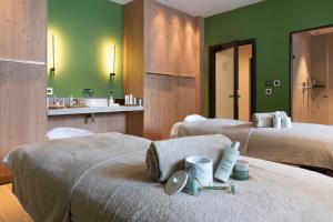 2 camas en una habitación con paredes verdes en Résidence Manaka en Aime La Plagne