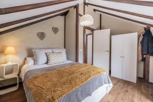 São Jorge Cottage في سانتانا: غرفة نوم بسرير كبير وجدار عليه قلوب