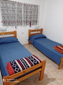 a bedroom with two beds and a window at Complejo Valhalla 6 in Mar Azul