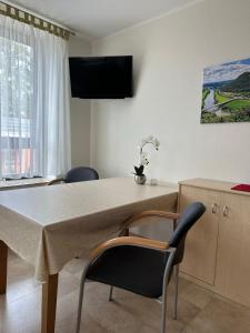 ein Esszimmer mit einem Tisch und zwei Stühlen in der Unterkunft Apartment Schorre in Löhne + 3 Fotos