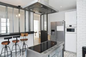 Virtuvė arba virtuvėlė apgyvendinimo įstaigoje The Luxurious - Superb Apartment - Eiffel Tower