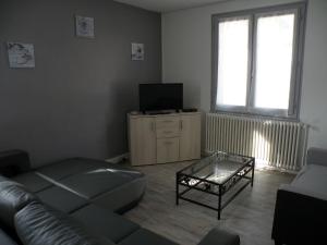 Televízia a/alebo spoločenská miestnosť v ubytovaní Tulipe, appartement 5 personnes, entre Sancy et Volcans d'Auvergne