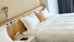 A bed or beds in a room at 靜巷19號