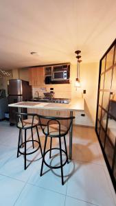 cocina con mesa y sillas en una habitación en Andaliving Campo Valdés Apartaestudio, en Medellín