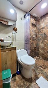 y baño con aseo, lavabo y ducha. en Andaliving Campo Valdés Apartaestudio, en Medellín