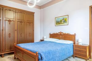 Un dormitorio con una cama con una colcha azul. en Beautiful Home 'Foeste' - With Parking - by Host4U, en Imperia