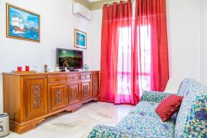 Una sala de estar con un sofá y un televisor. en Beautiful Home 'Foeste' - With Parking - by Host4U, en Imperia