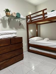 1 dormitorio con 2 literas en Melhores Flats - Linda casa pertinho do mar en Cabedelo