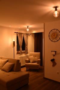uma sala de estar com um sofá, uma cadeira e uma janela em Villa Šola em Kupres