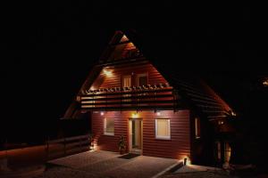 Villa Šola في كوبريس: منزل به أضواء في الأمام في الليل