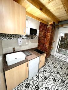 - une cuisine avec un évier et un comptoir dans l'établissement 1 Apartamento duplex con terraza y balcon a 2 calles del metro B8, à Barcelone