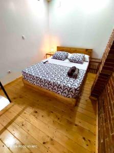 - une chambre avec un lit dans un dortoir doté de parquet dans l'établissement 1 Apartamento duplex con terraza y balcon a 2 calles del metro B8, à Barcelone