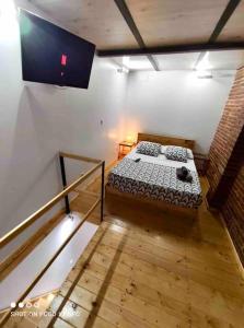 - une chambre avec un lit dans l'établissement 1 Apartamento duplex con terraza y balcon a 2 calles del metro B8, à Barcelone