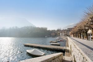 Un grupo de barcos están atracados en un río. en Casa Vacanze Laghi e Monti en Mergozzo