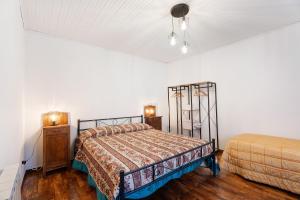1 dormitorio con 1 cama, vestidor y 1 cama sidx sidx sidx sidx sidx sidx en Casa Vacanze Laghi e Monti en Mergozzo