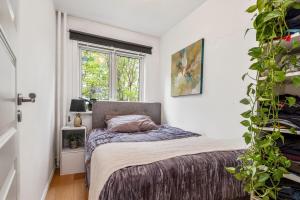 a bedroom with a bed and a window at Large apartment - Luxurious neighborhood - 8 pax in Oslo