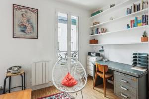 a room with a desk and a chair at Le Cosy Pantin - France in Pantin