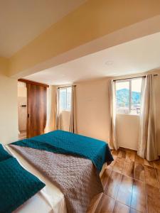 1 dormitorio con 1 cama y 2 ventanas en Hostal Don Jose, en Santa Rosa de Cabal