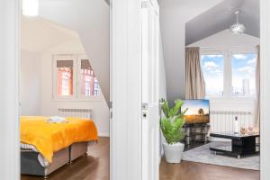 Leicester Luxury Apartments - Church Gate في ليستر: غرفة نوم مع سرير وبطانية برتقالية